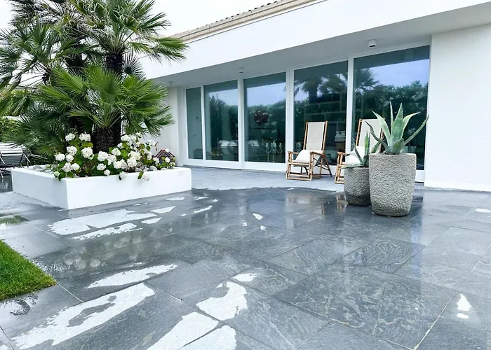 Vakantiehuis Elegante Am Strand- Jacuzzi Und Garten By Interhome Senigallia